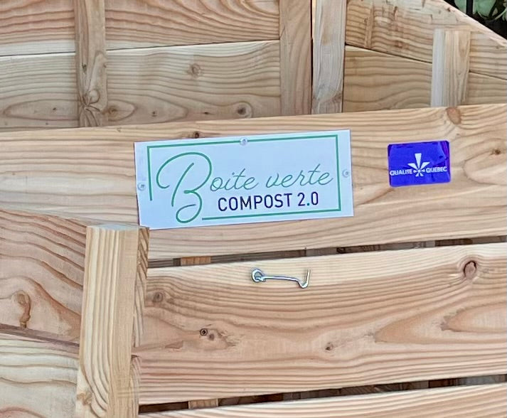 Vue de la porte avant du composteur en bois facilitant la recuperation du compost