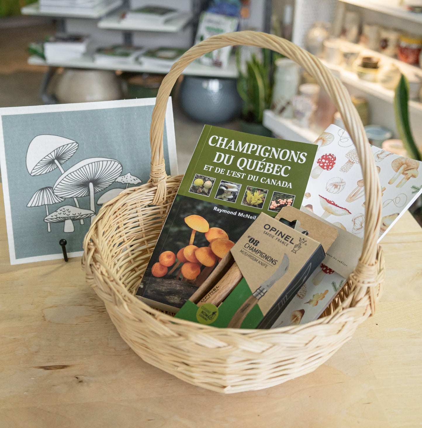 Ensemble complet pour la cueillette des champignons incluant le guide McNeil, le couteau Opinel, un essui-tout et un carnet chez Vert Métal
