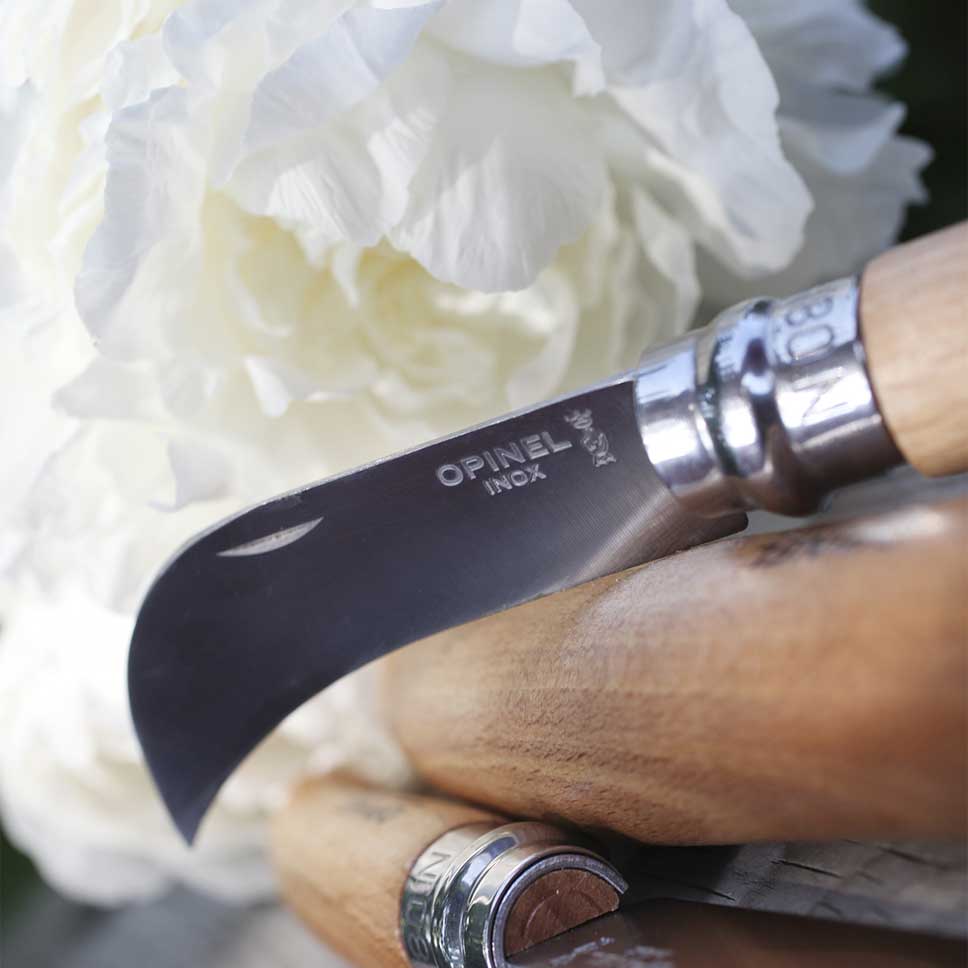 Détail de la virole de sécurité Virobloc sur le manche en bois du couteau Opinel