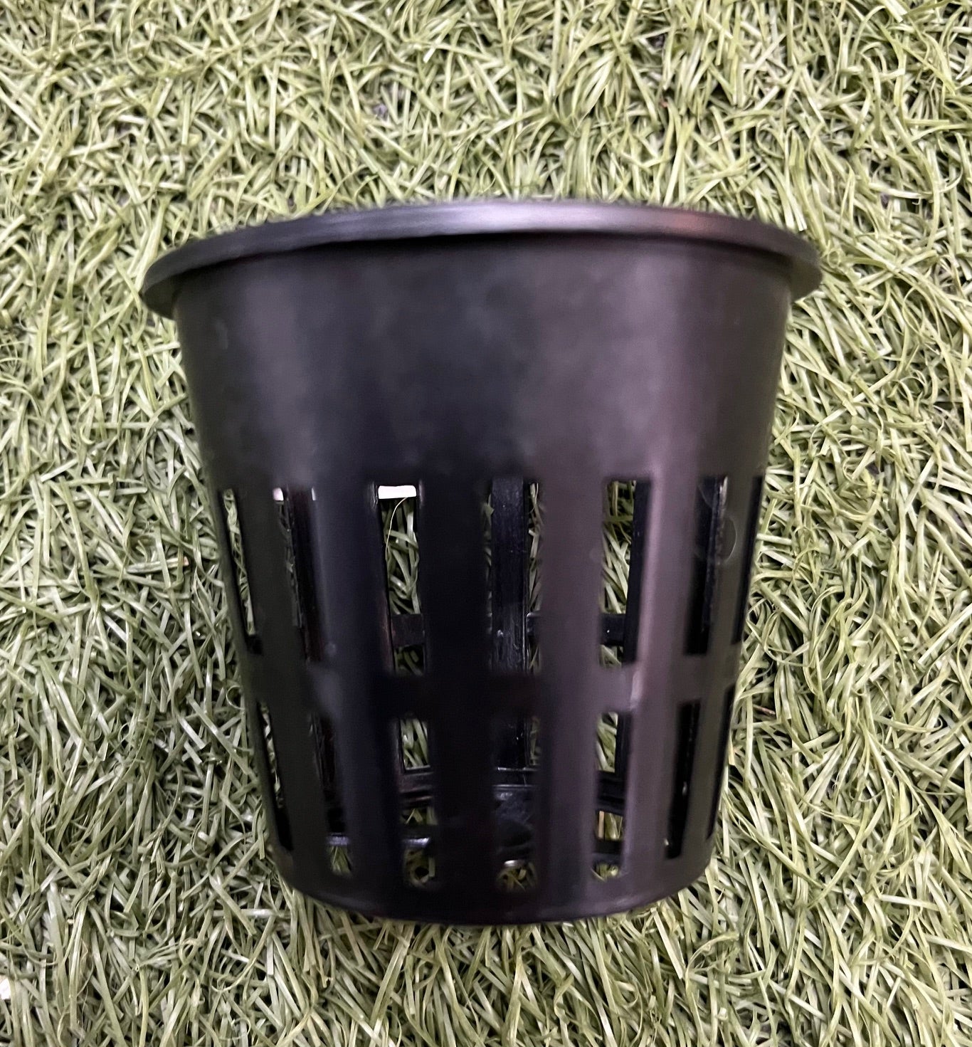 Pot noir ajouré