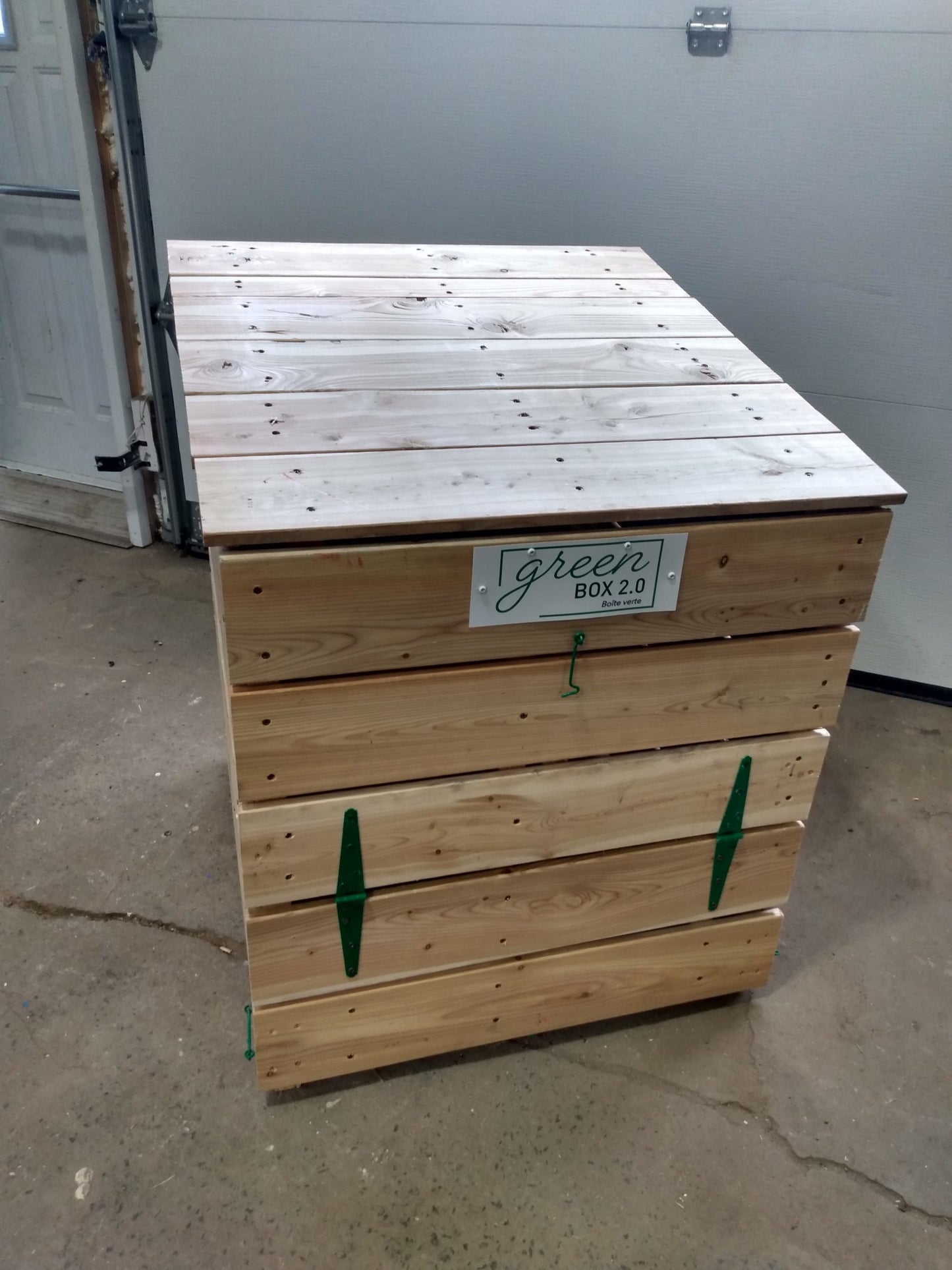 Gros plan sur l interieur du composteur en bois montrant l option de division centrale