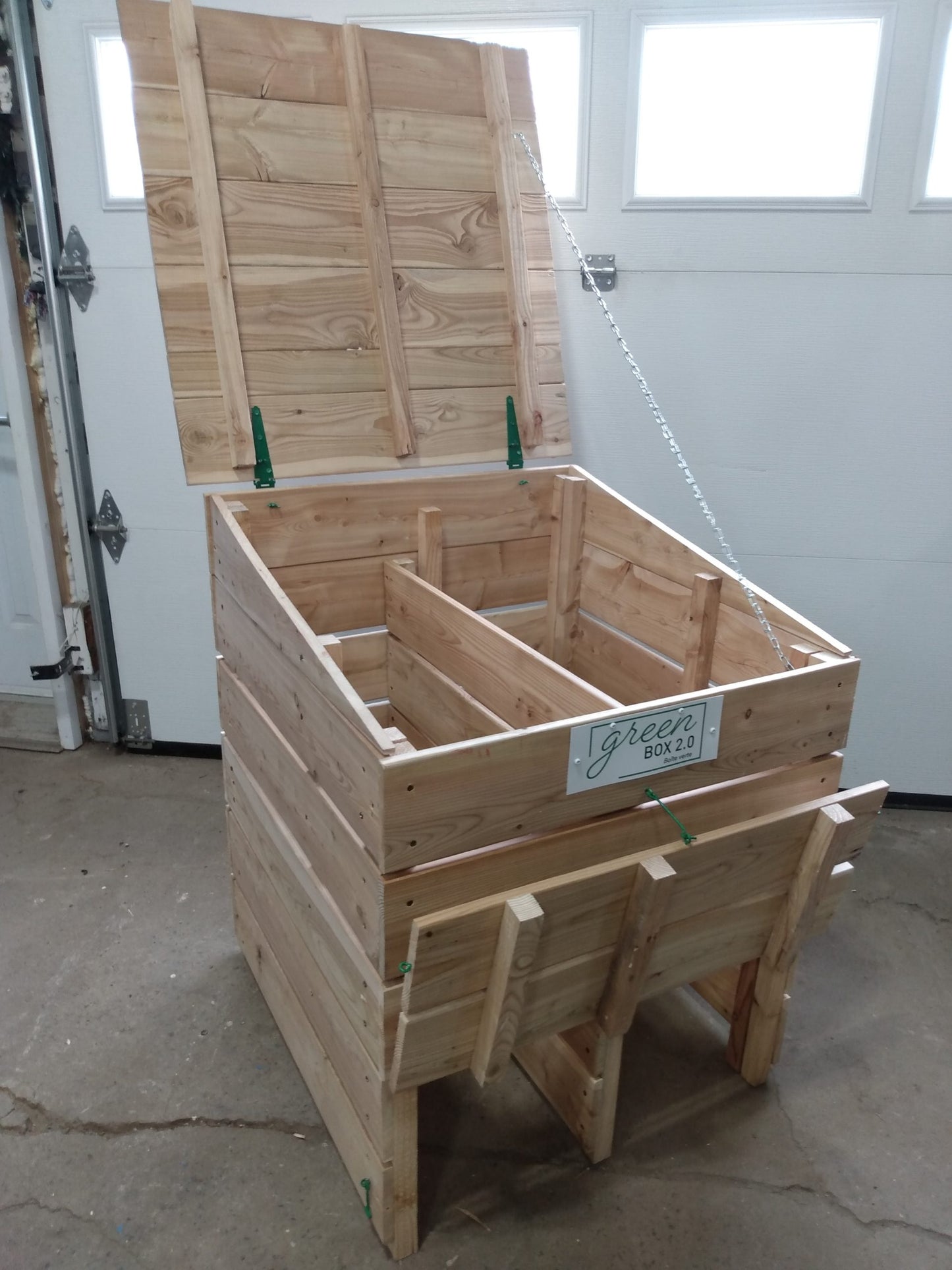 Composteur en bois de meleze de grande capacite installe dans un jardin