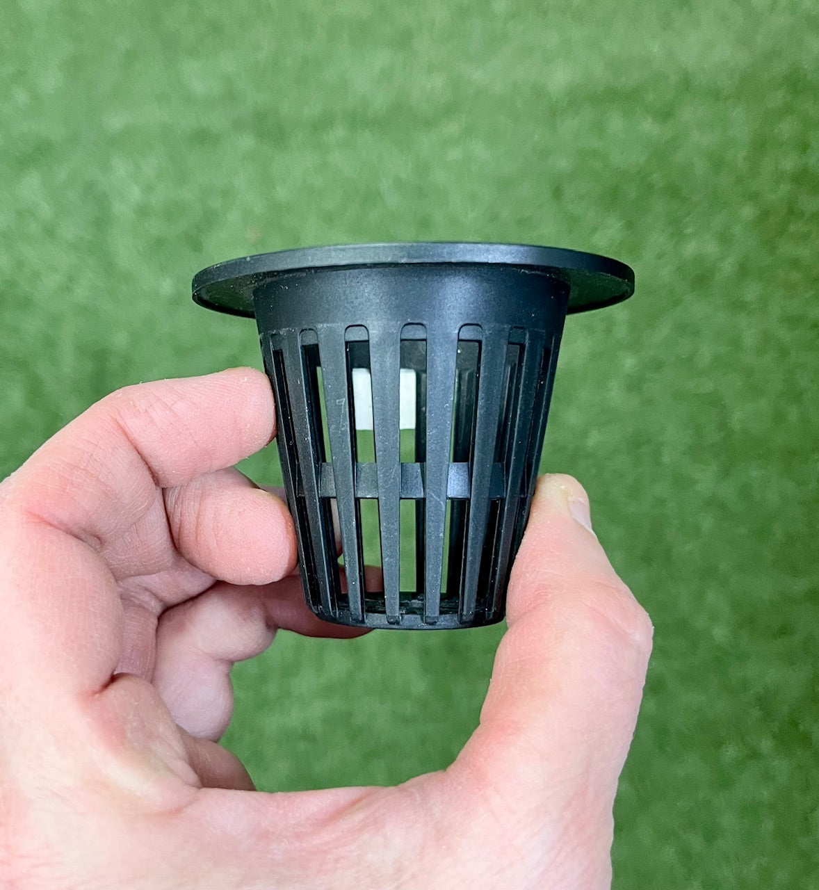 Vue du dessous d un contenant noir ajoure net pot pour hydroponie