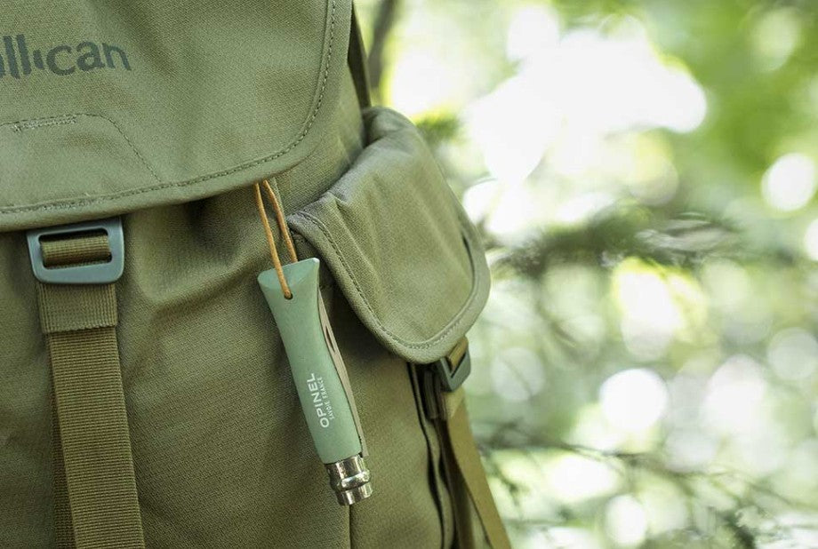Couteau Opinel Baroudeur N°06 couleur sauge avec lacet de suspension.