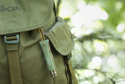 Couteau Opinel Baroudeur N°06 couleur sauge avec lacet de suspension.