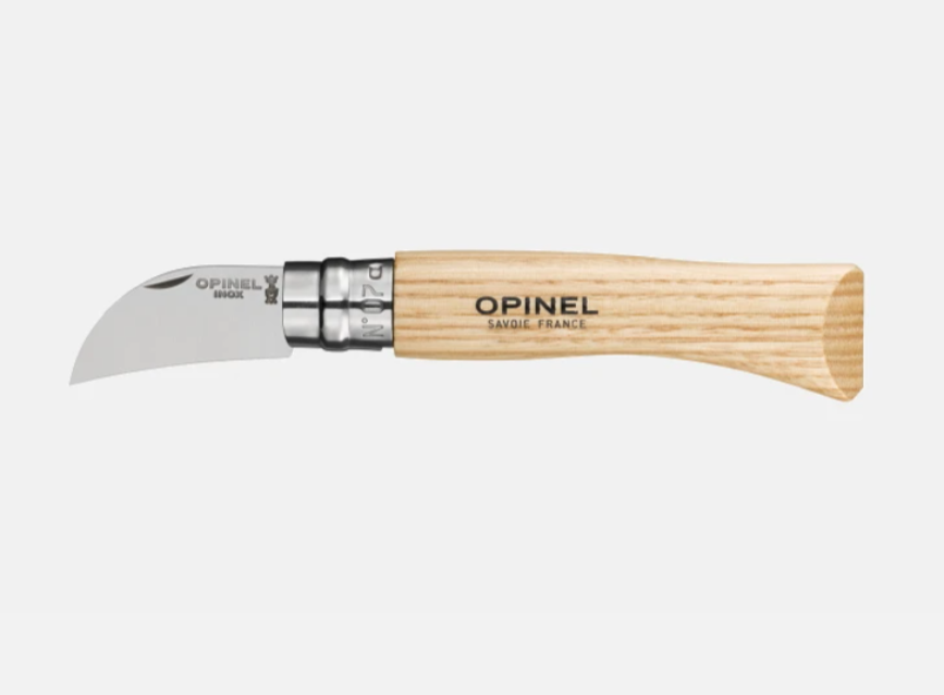 Vue de profil du couteau Opinel No 07 ouvert avec sa lame bec d oiseau