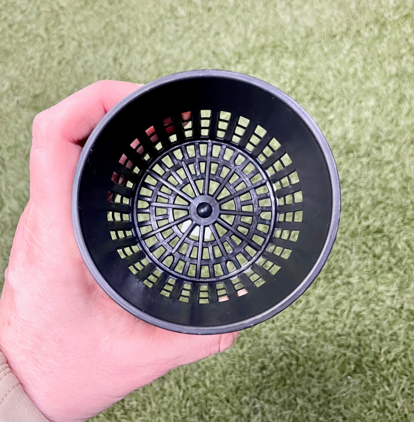 Vue de l interieur du pot noir ajoure montrant la structure en grille
