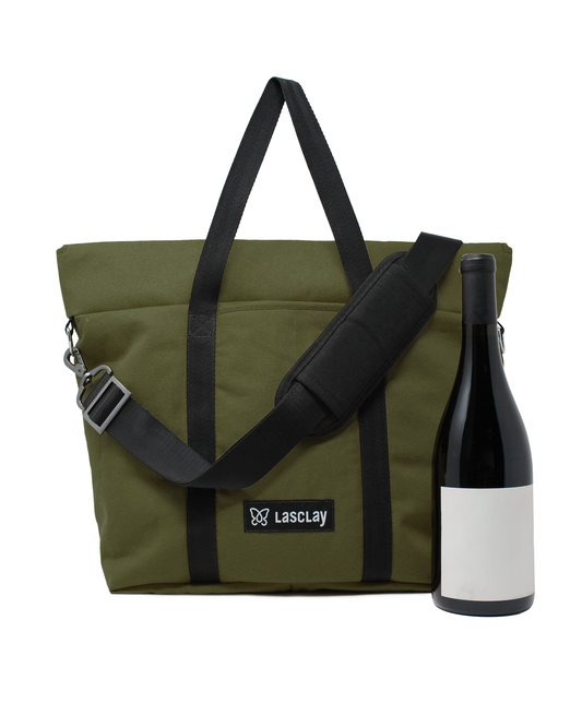 Besace isotherme vert forêt présentée avec une bouteille de vin