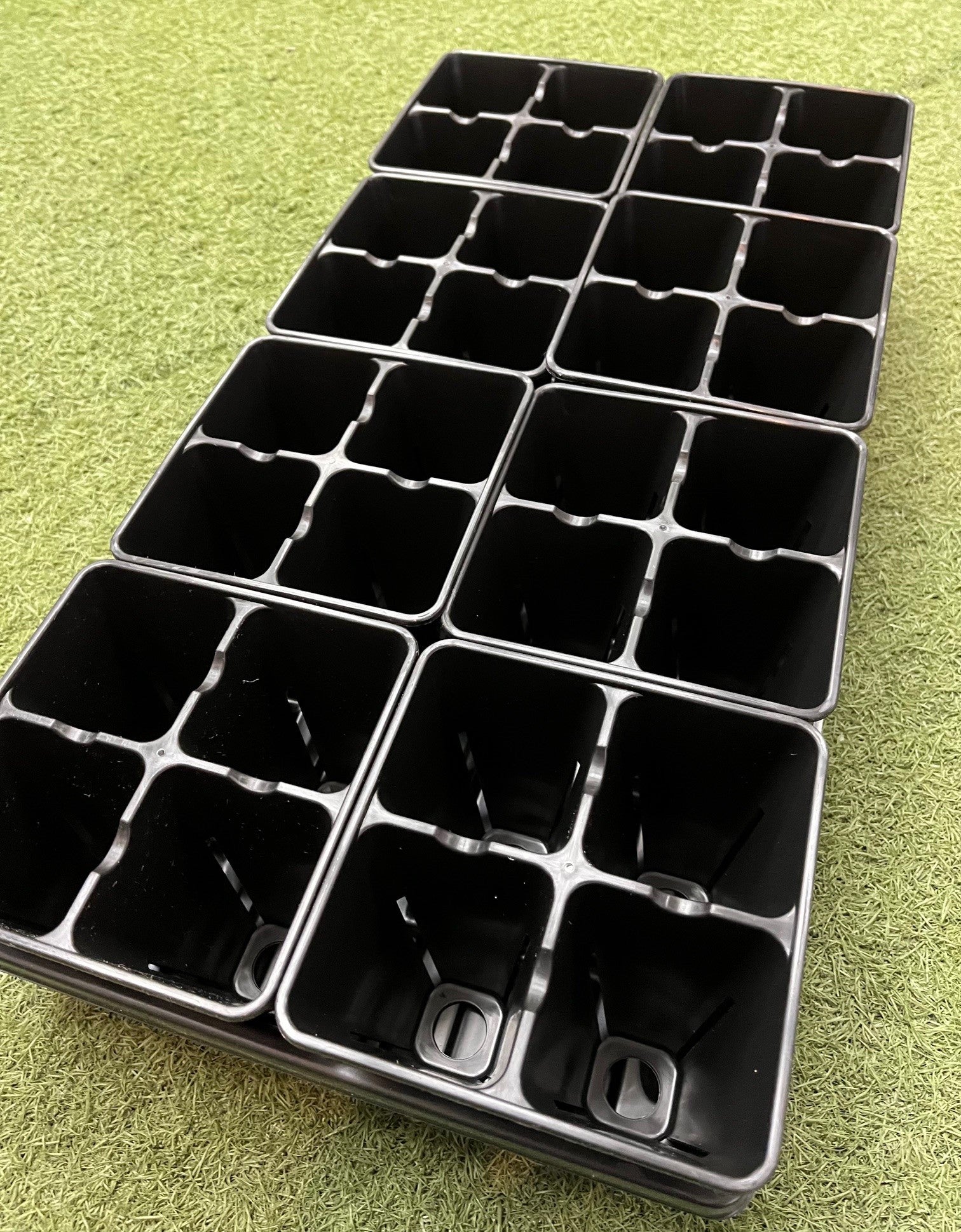 Plateau standard 10x20 équipé d'inserts de semis 4 cellules