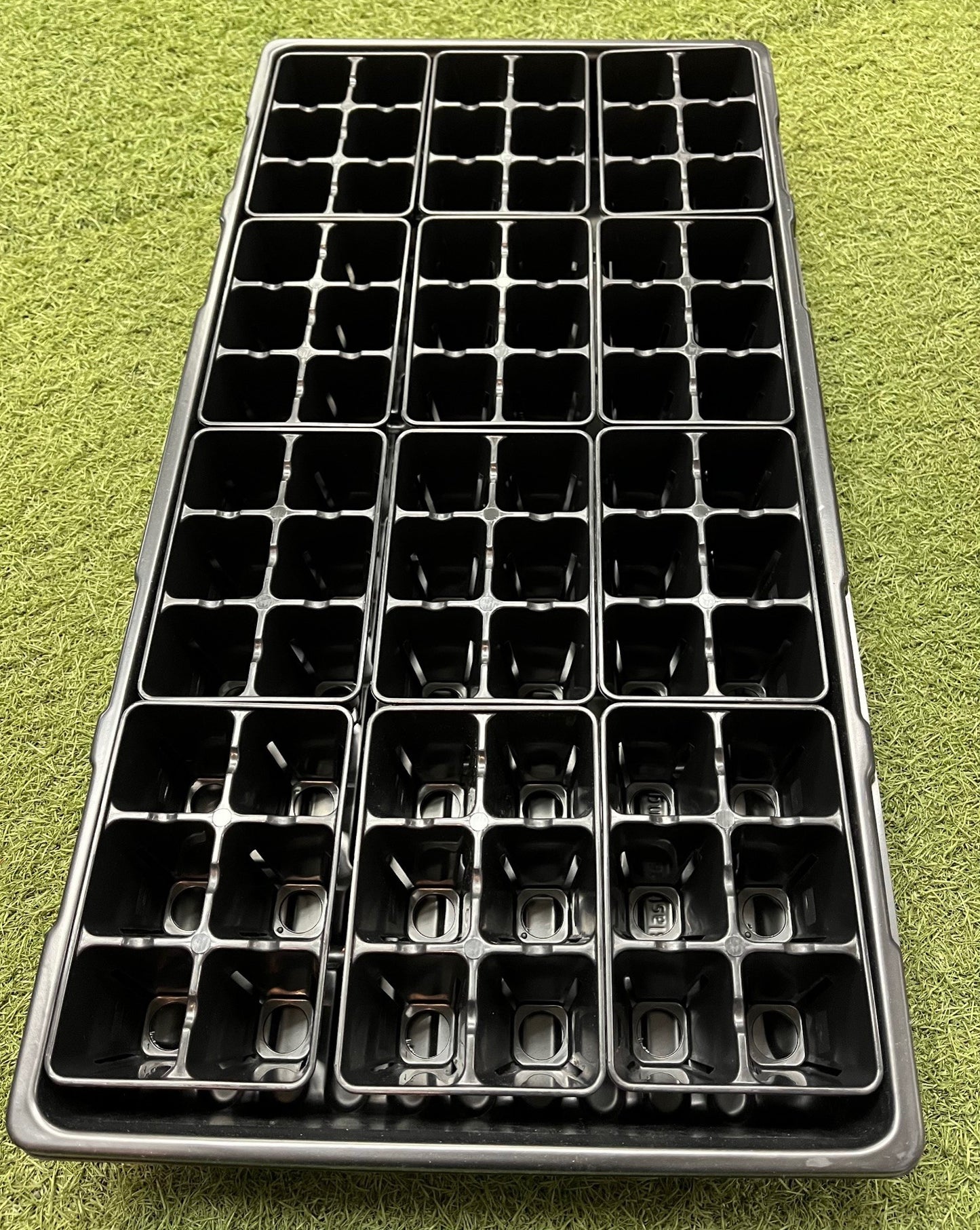 Plateau standard 10x20 rempli d'inserts de semis 6 cellules