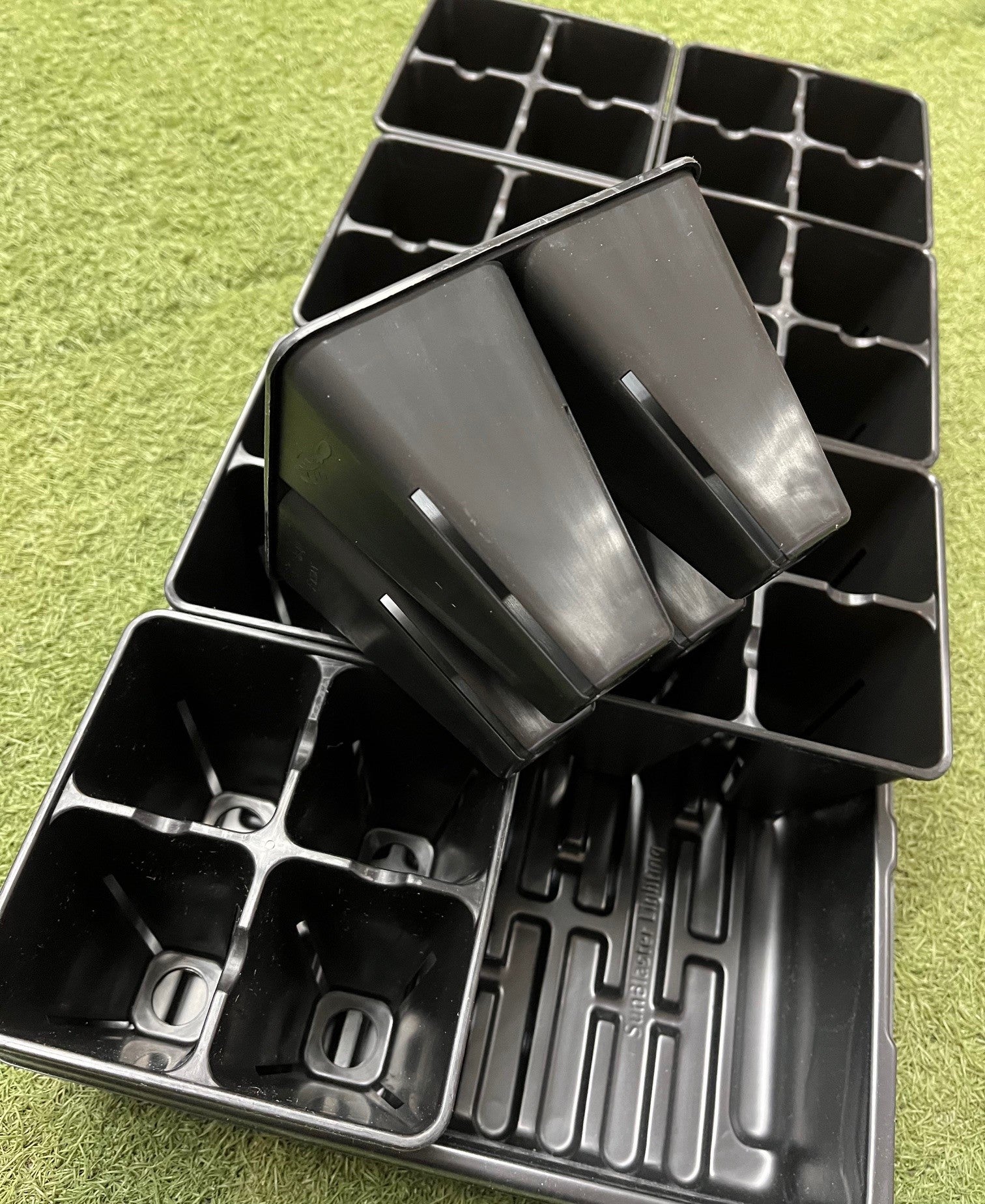 Caissette insert de semis 4 cellules Bootstrap installée dans un plateau standard