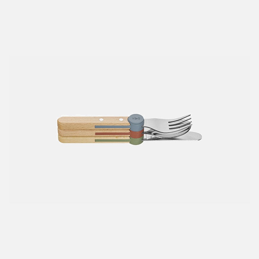 Couteau, cuillère et fourchette Opinel emboîtés horizontalement les uns dans les autres pour un rangement facile.