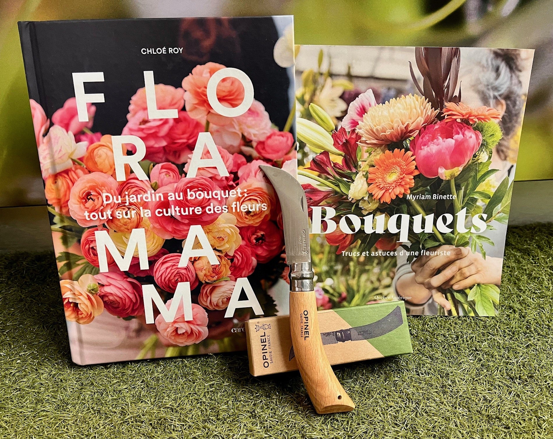 Kit cadeau complet comprenant deux livres de fleuristerie québécois et une serpette Opinel