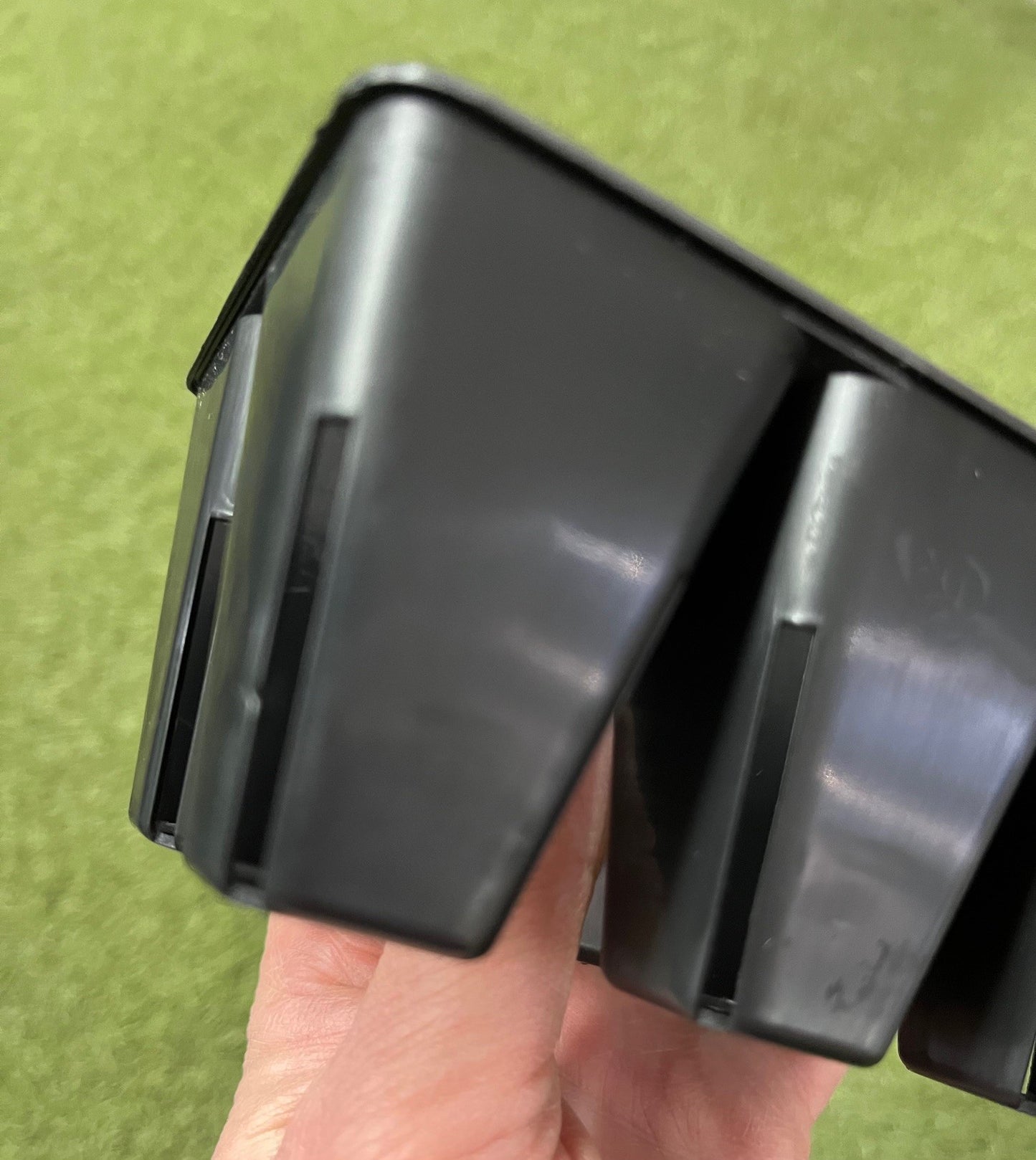 Gros plan sur la prise en main de l'insert de semis 6 cellules