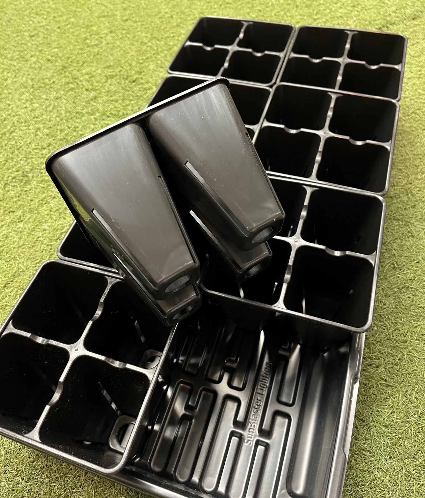 Vue d'angle de l'insert de semis 4 cellules
