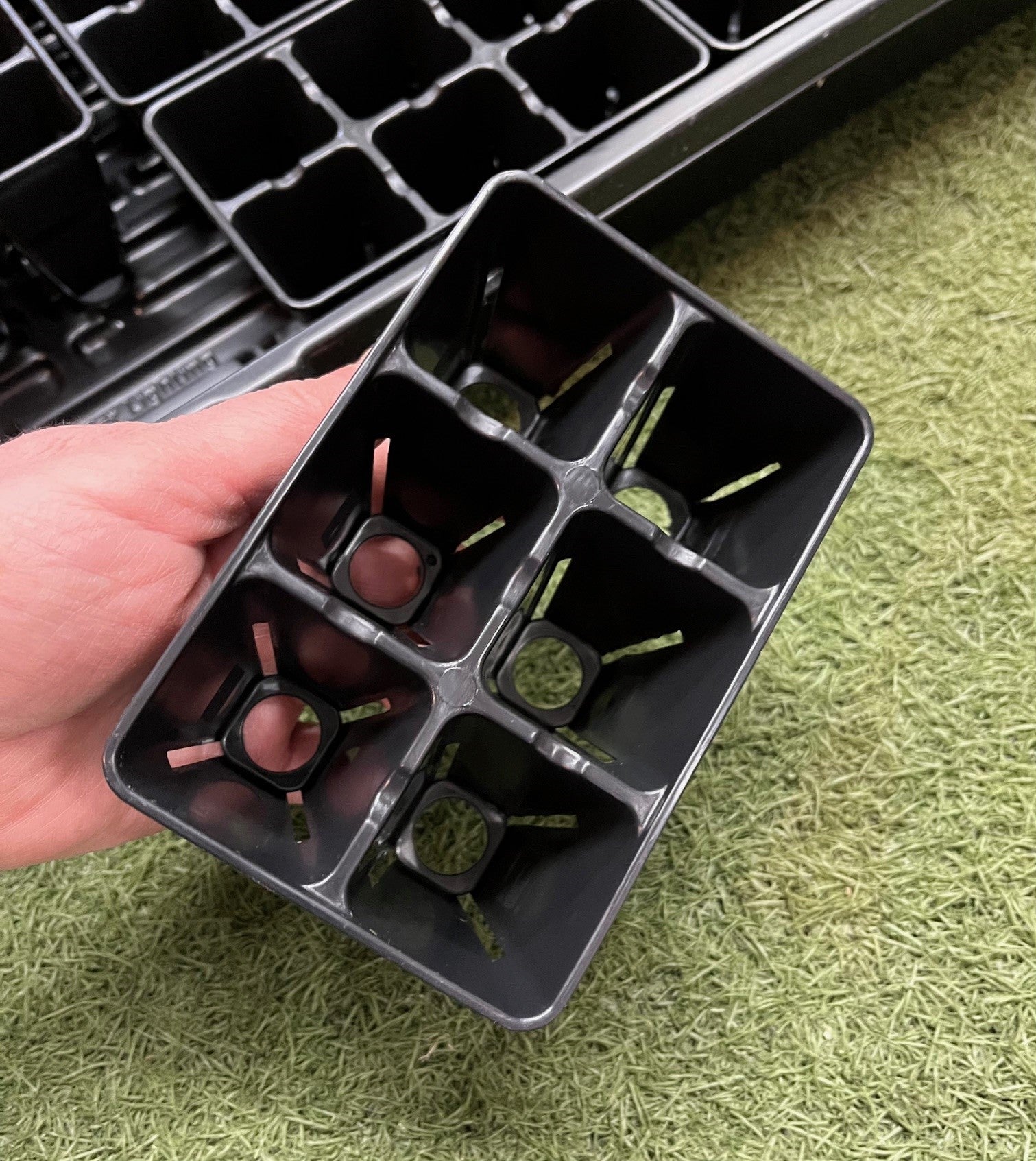 Vue des trous de drainage extra larges sous l'insert de 6 cellules