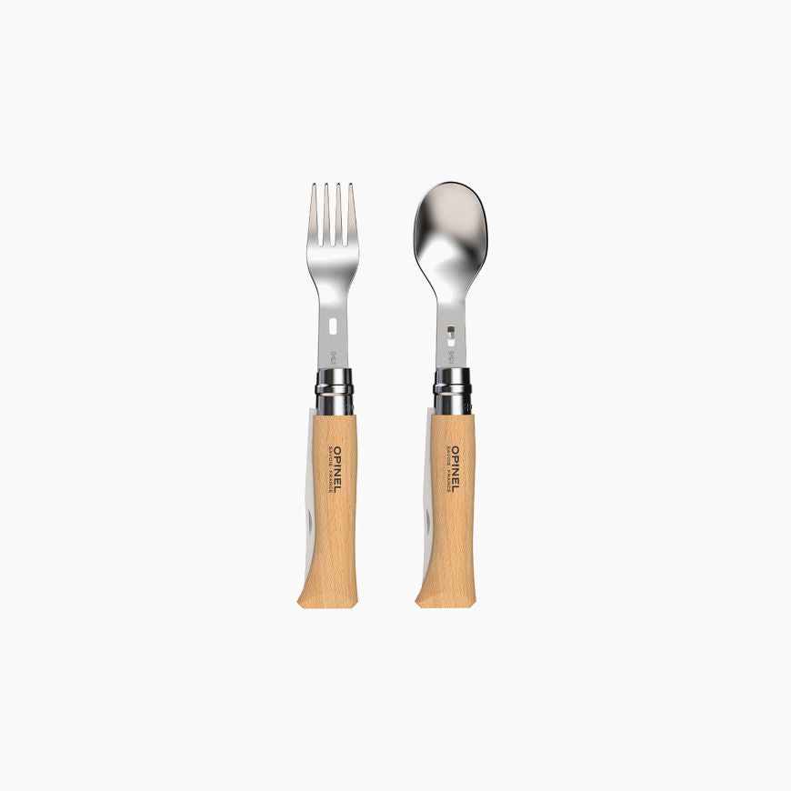 Démonstration des inserts fourchette et cuillère fixés sur le manche en bois du couteau Opinel