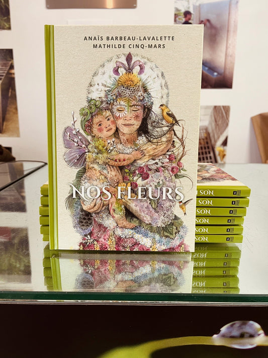 Couverture rigide du livre Nos fleurs illustré par Mathilde Cinq-Mars chez Vert Métal