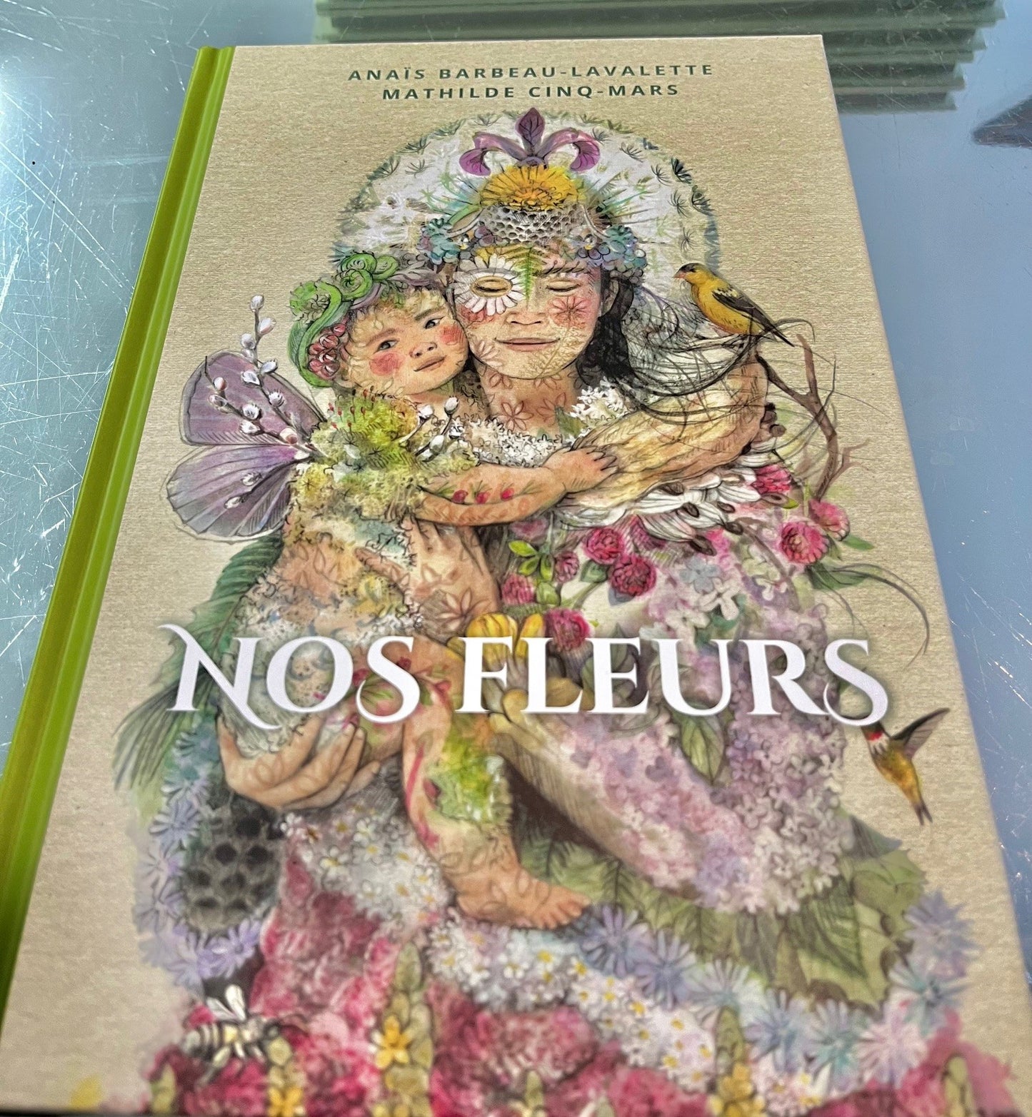 Couverture rigide du livre Nos fleurs illustré par Mathilde Cinq-Mars chez Vert Métal