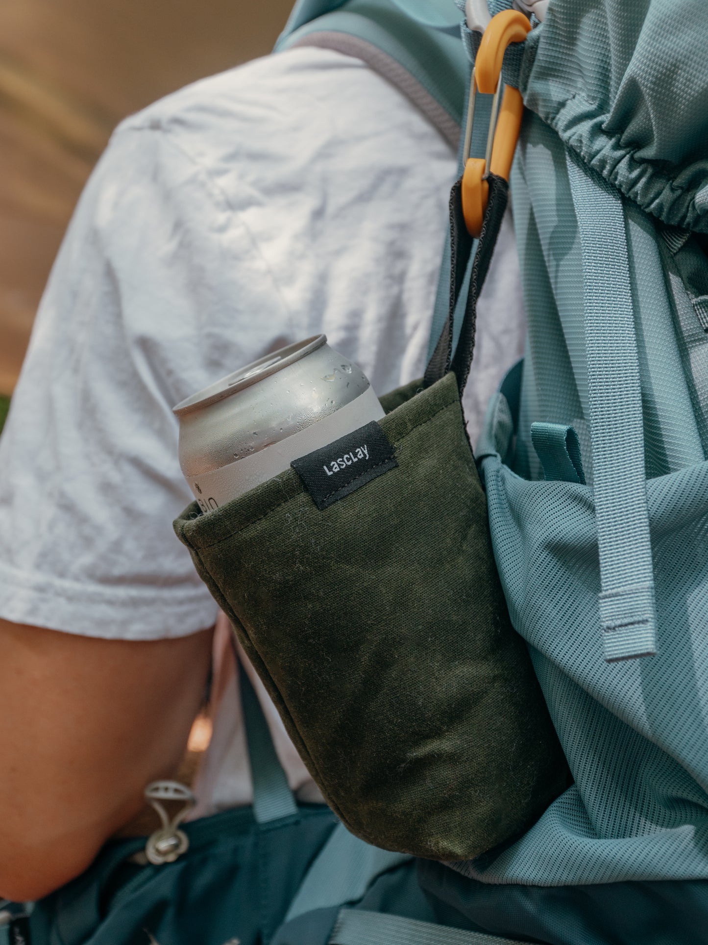 Manchon isotherme attaché à un sac à dos pour une utilisation pratique en randonnée