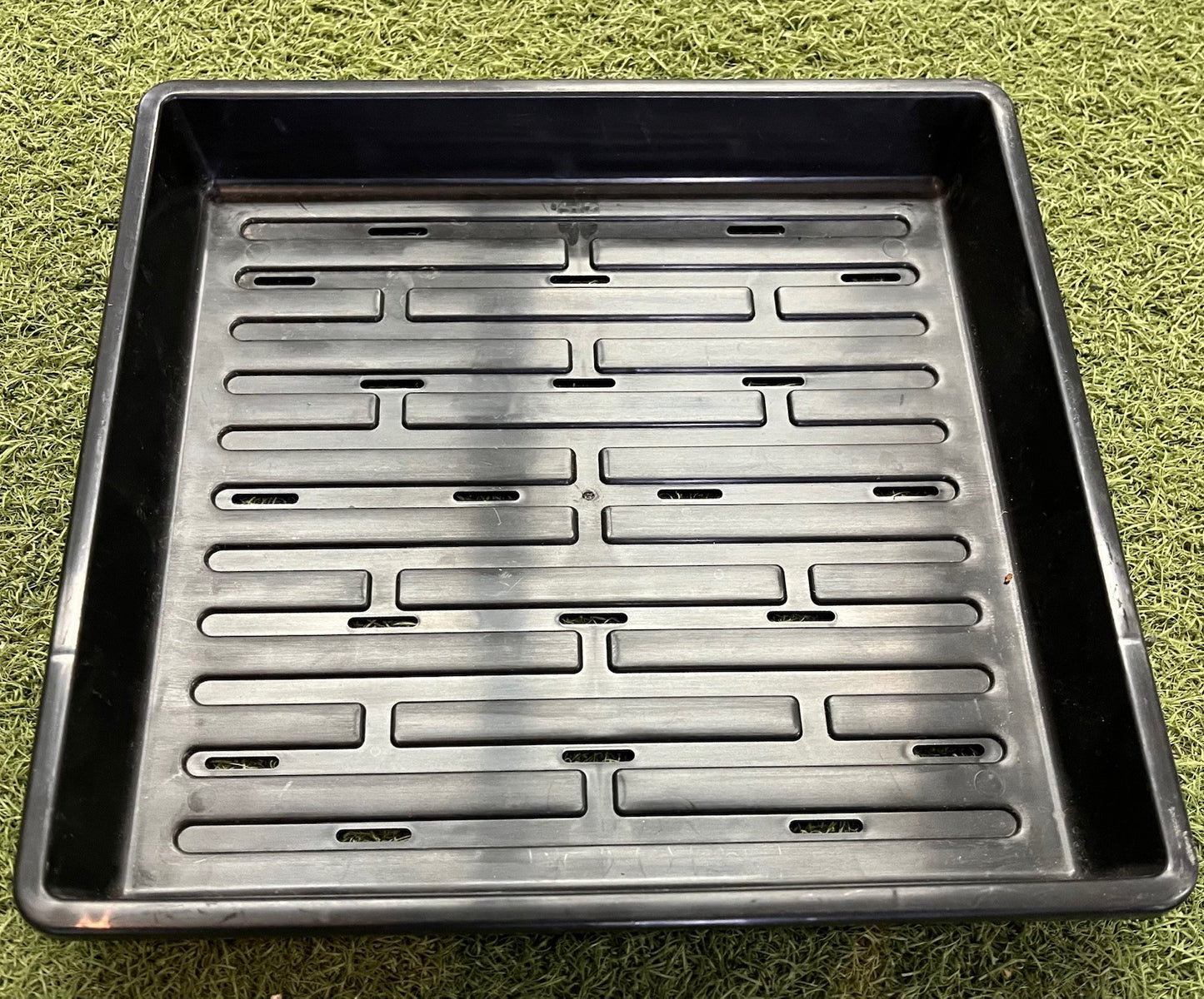 Plateau rigide 10x10 po version trouée pour drainage