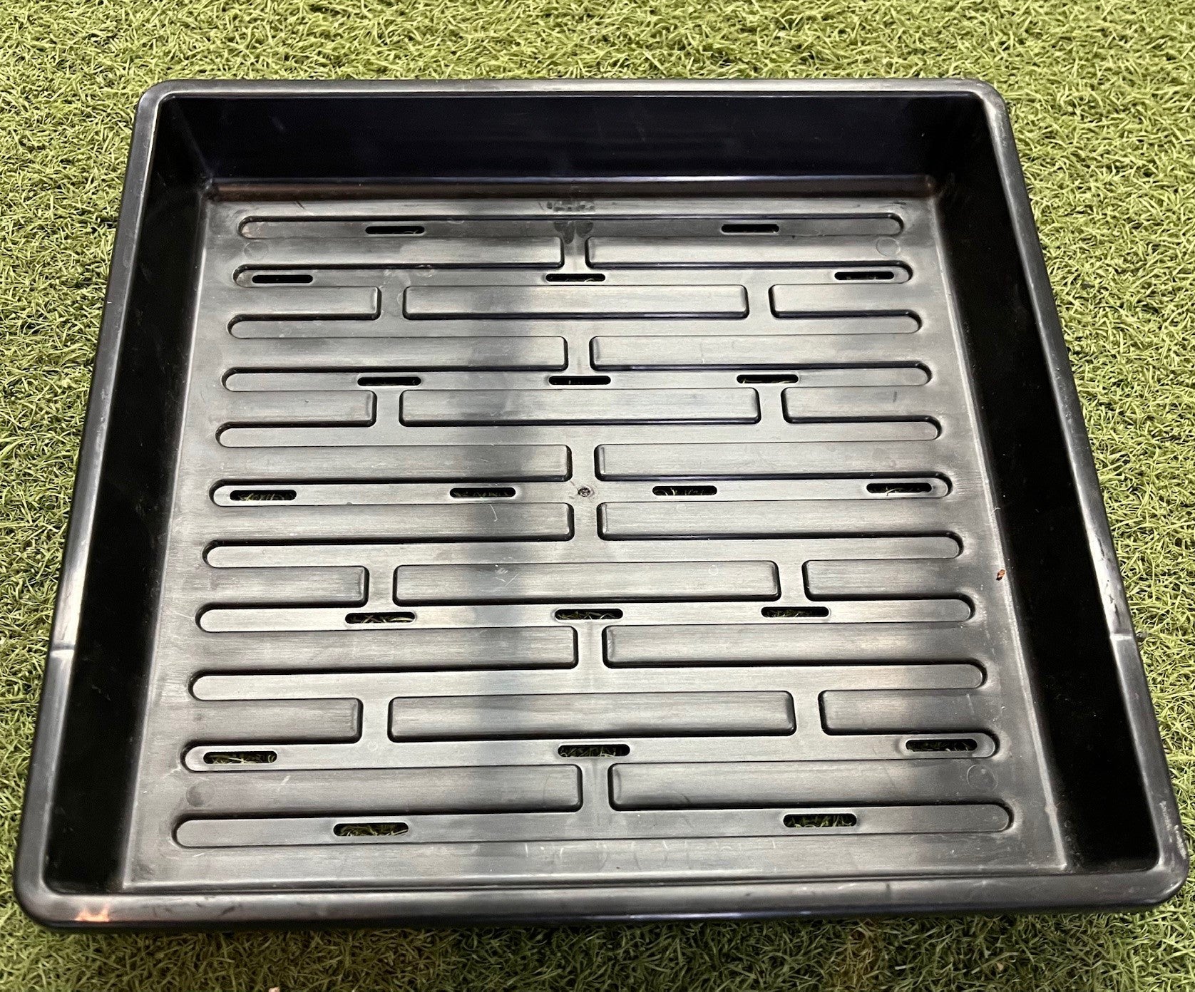Plateau rigide 10x10 po version trouée pour drainage