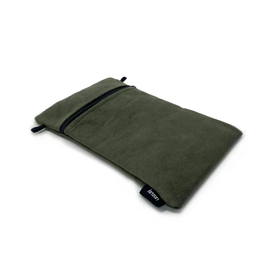 Pochette étui isotherme couleur vert forêt pour cellulaire, vue sous un angle.