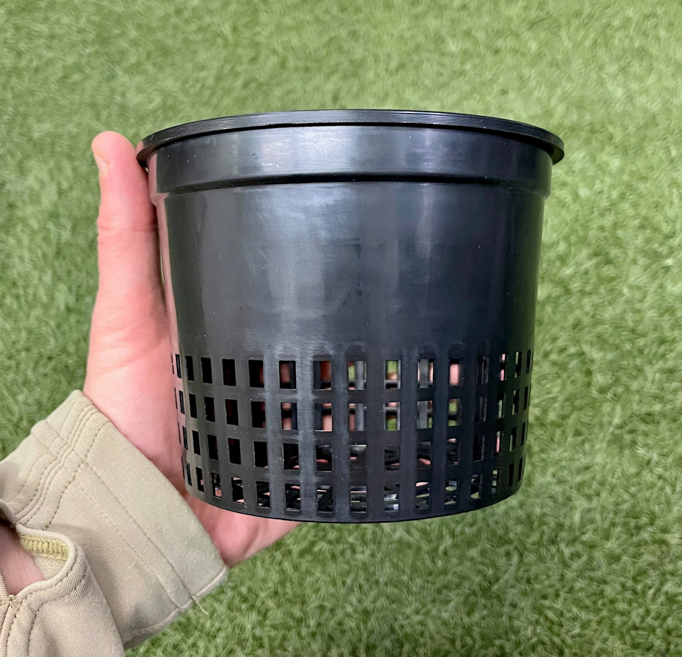 Pot noir ajouré
