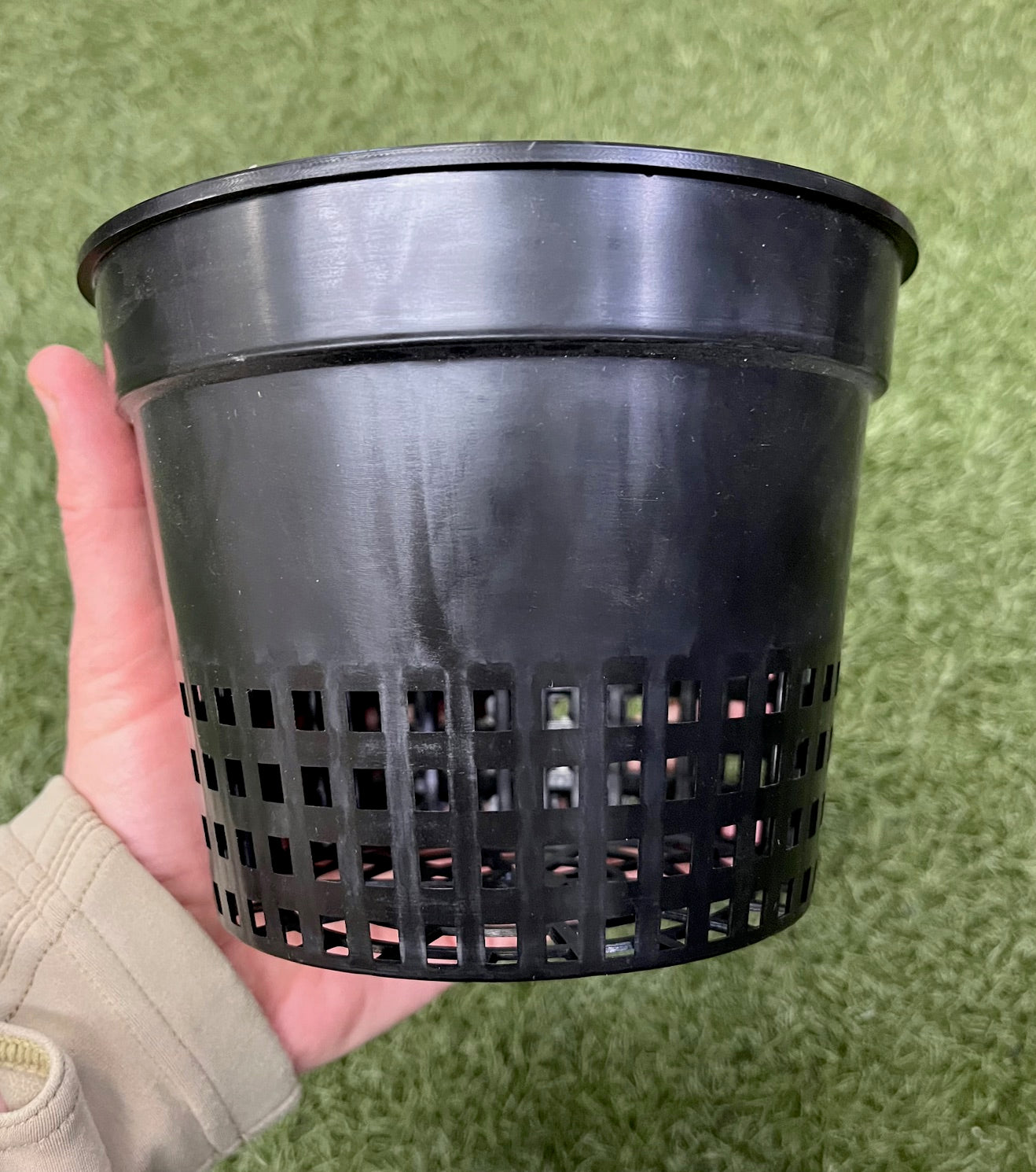 Pot noir ajouré