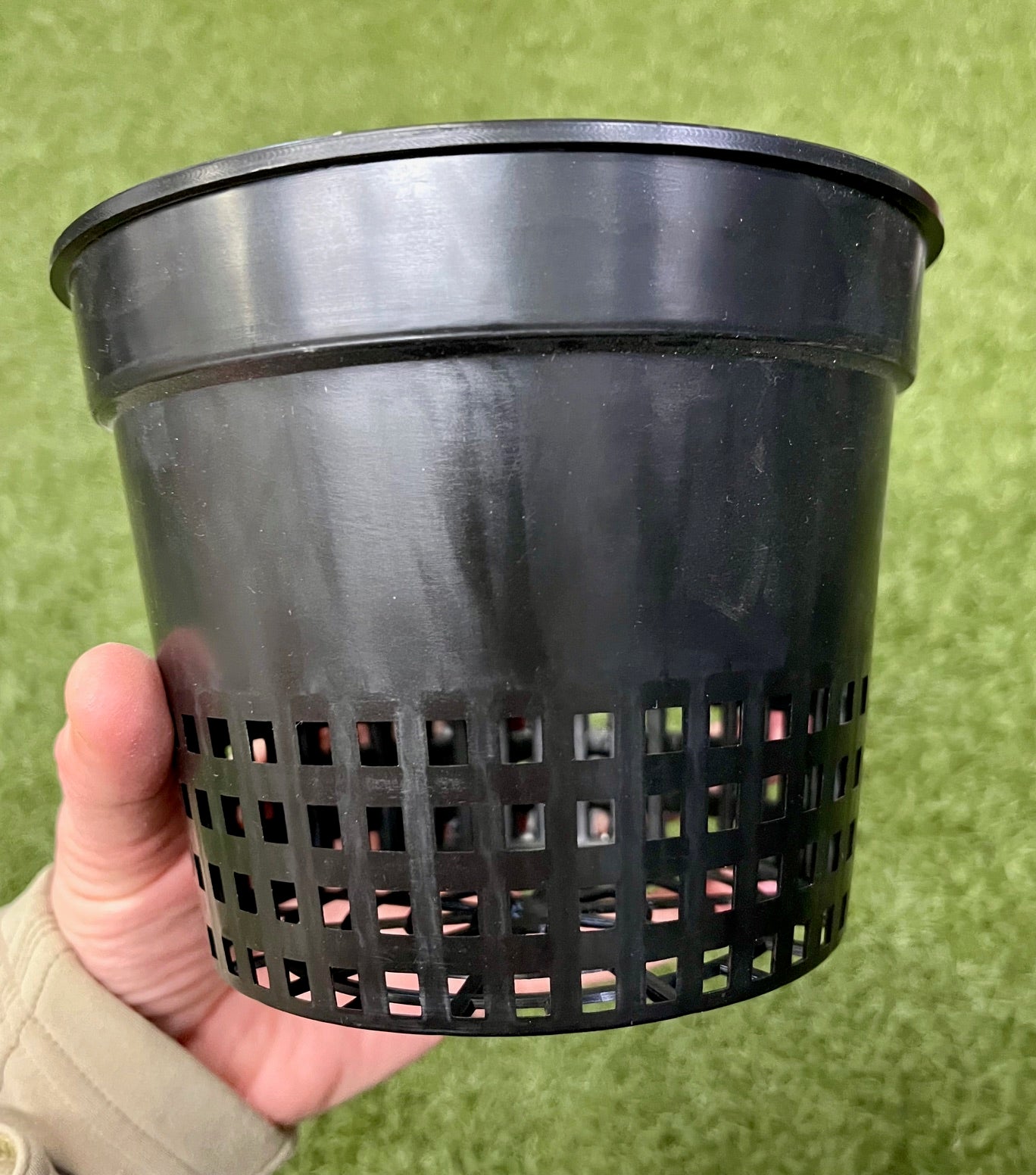 Pot noir ajouré