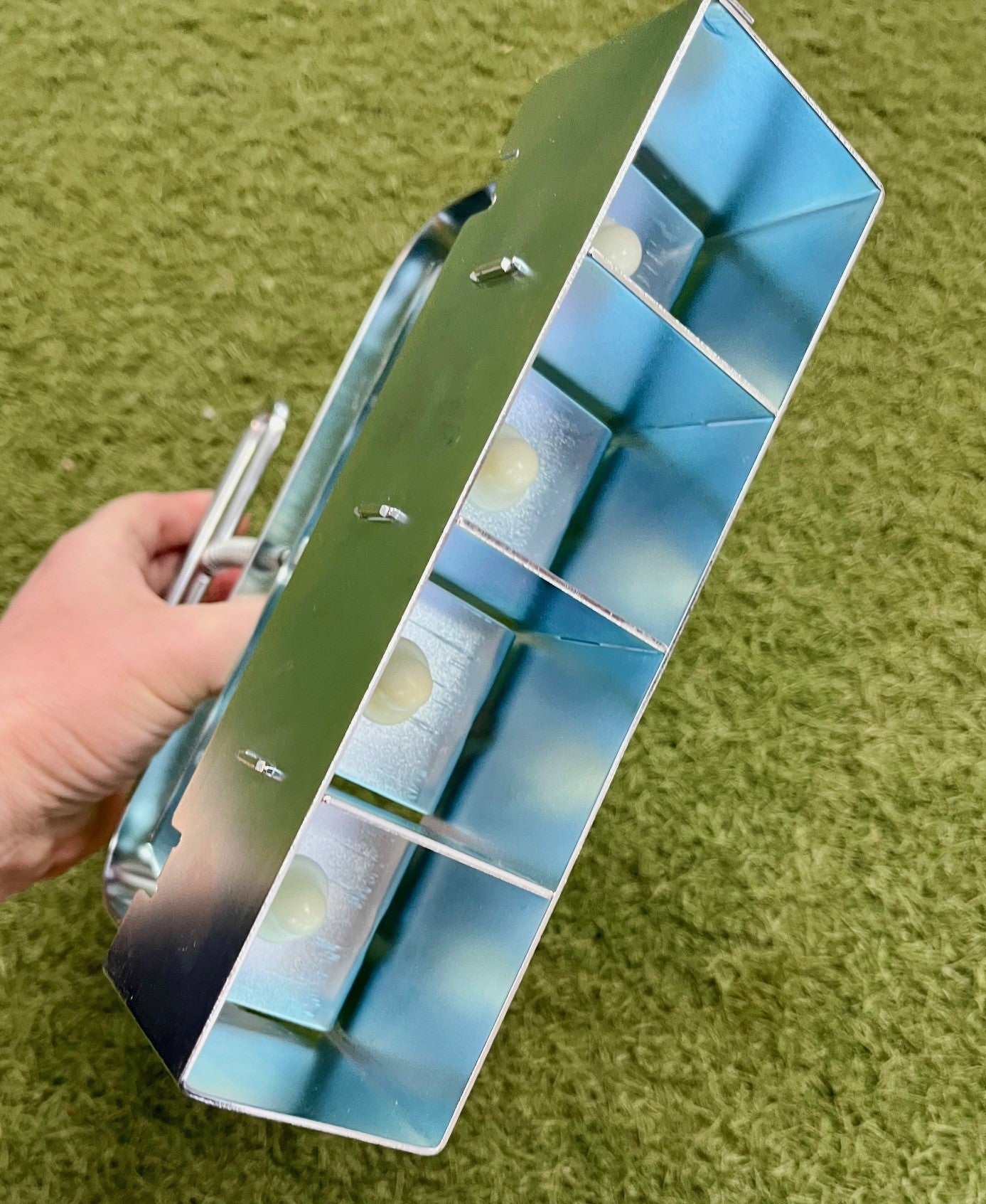 Vue du dessous des 4 cellules du presse-mottes Ladbrooke Mini 4