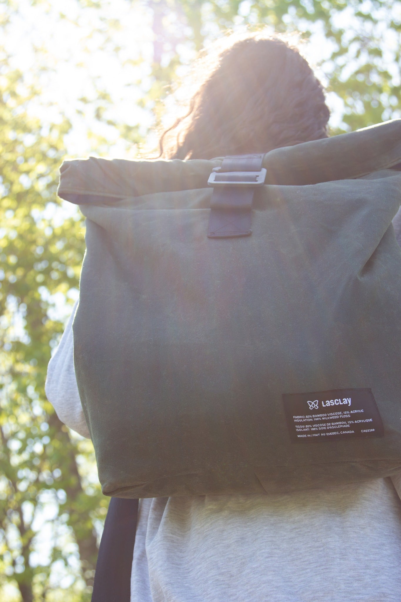 Le sac à dos glacière porté par une personne en situation de randonnée