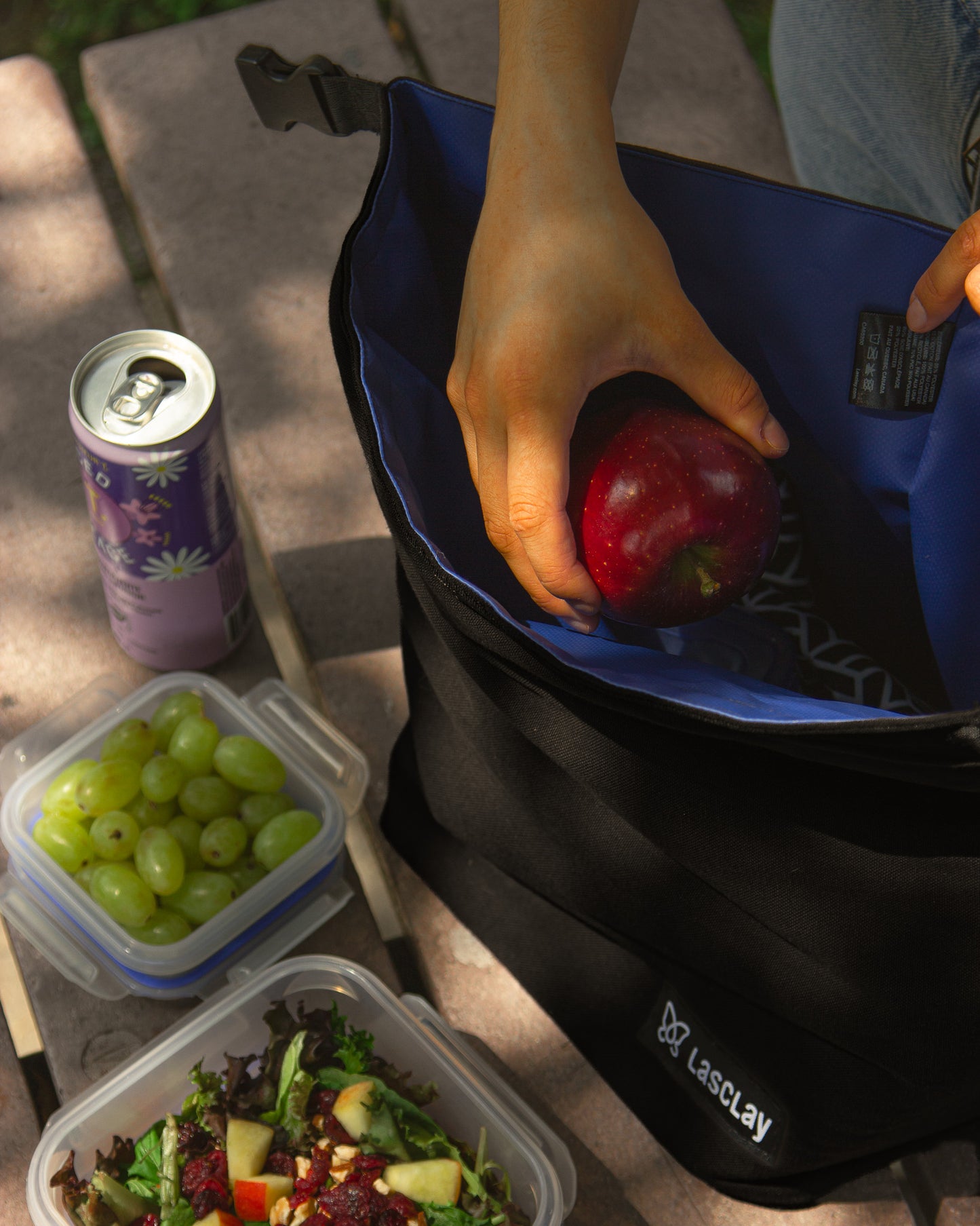 Vue intérieure du sac à lunch avec un repas et des collations