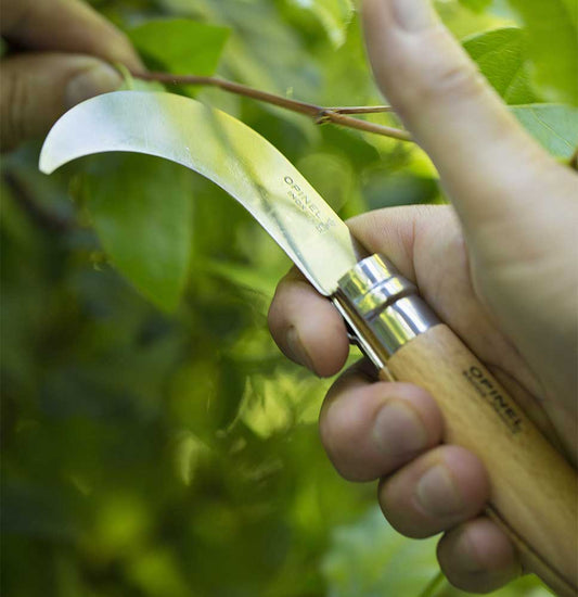 Serpette Opinel avec lame courbée de 10 cm et manche ergonomique